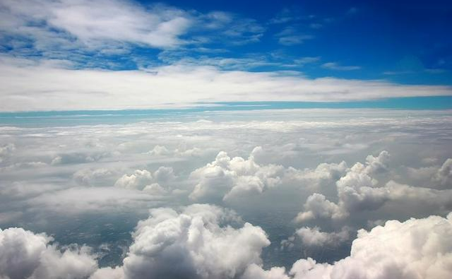 用手机拍摄制作视频美丽的云，天空和地面(图1)